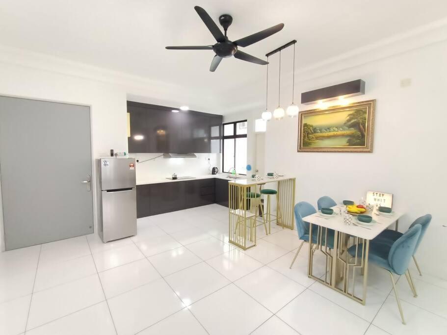 B2013the Platino Netflix 3br Paradigm Mall By *